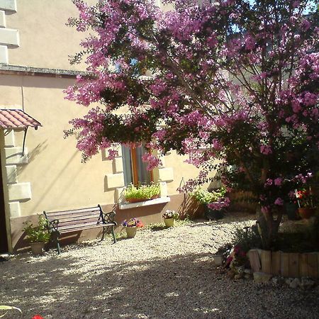 Bed and Breakfast Les Trois Puits Brion-pres-Thouet Exterior foto